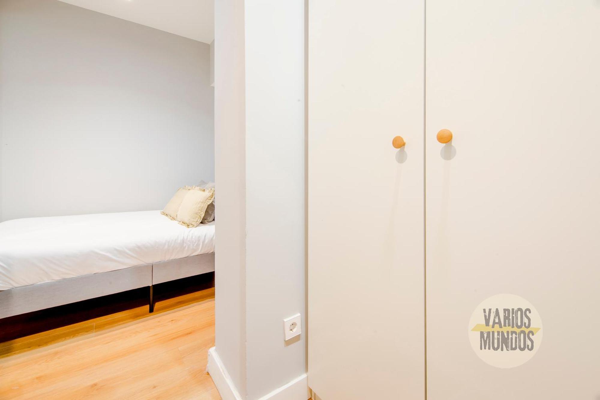 Modern Apt & Cool Interior Design A 20 Metros Del Retiro E1 マドリード エクステリア 写真